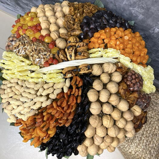 Большая корзина орехов и сухофруктов
