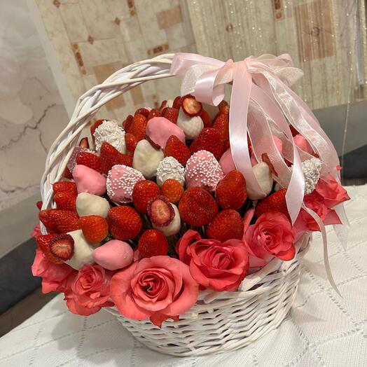 Корзина с цветами и клубникой