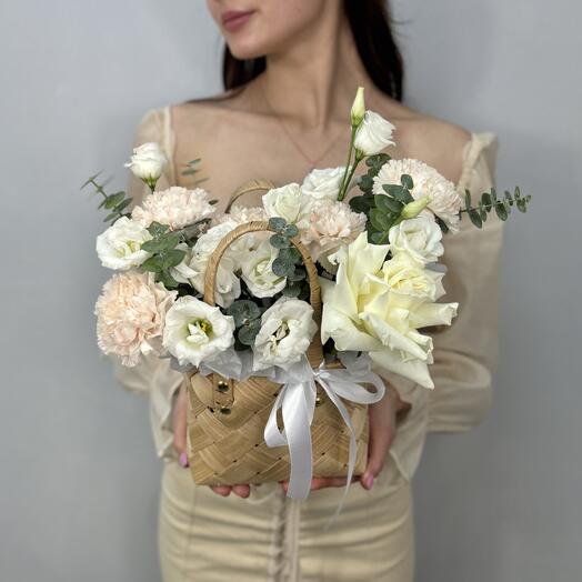 Корзина с диантусами, эустомой и розой