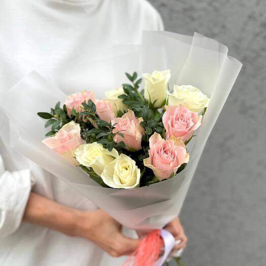Букет из 11 розовых и белых кенийских роз