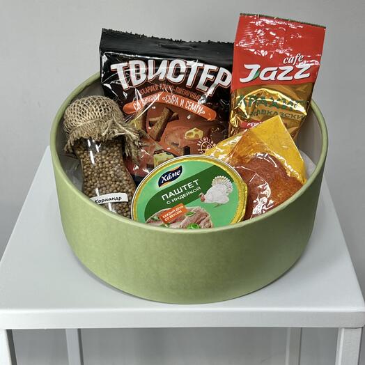 Набор с мясными деликатесами (2) с паштетом из индейки и специями в круглой зеленой коробке