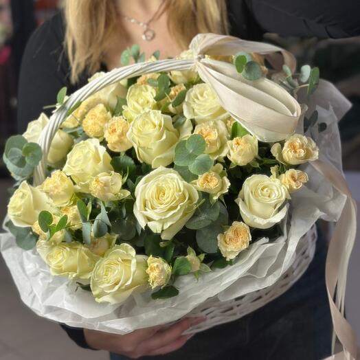 Корзина из роз и эвкалипта