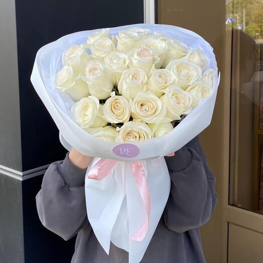 Белоснежный букет из роз