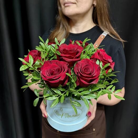 Композиция из 7 красных роз с зеленью в коробке (код 137)