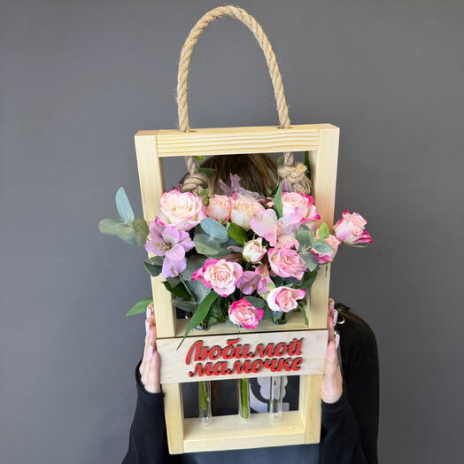 Цветы в деревянной подвесной коробке на колбах «Любимой мамочке»