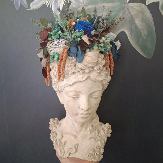 Busto de Afrodita con estallido de flor eterna