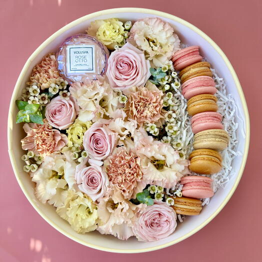 Flower box with candle macaroons Peach Caramel