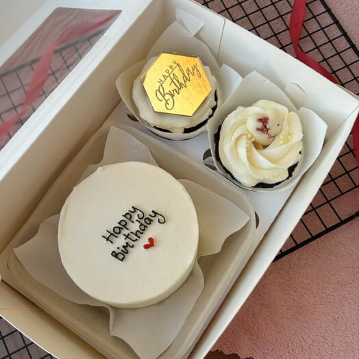 Бенто и 2 капкейка «happy birthday»