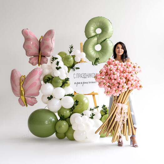 Фотозона из воздушных шаров с мольбертом С праздником прекрасные с букетом