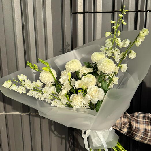 Ароматный букет из хризантем, фрезии и дельфиниума