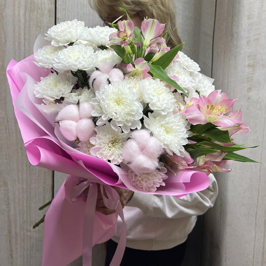 Букет из кустовой хризантемы альстромерии и хлопка Светлые мечты