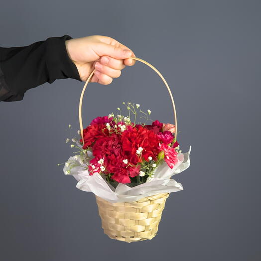 Корзинка из 1 розы, 5 диантусов, 1 кустовой розы и 1 гипсофилы