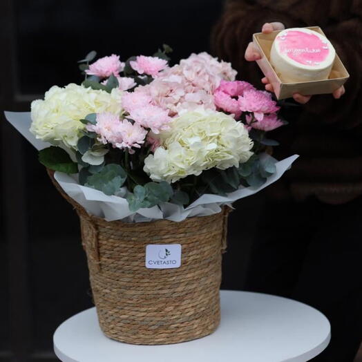 Корзина с гортензией и хризантемой + бенто в подарок