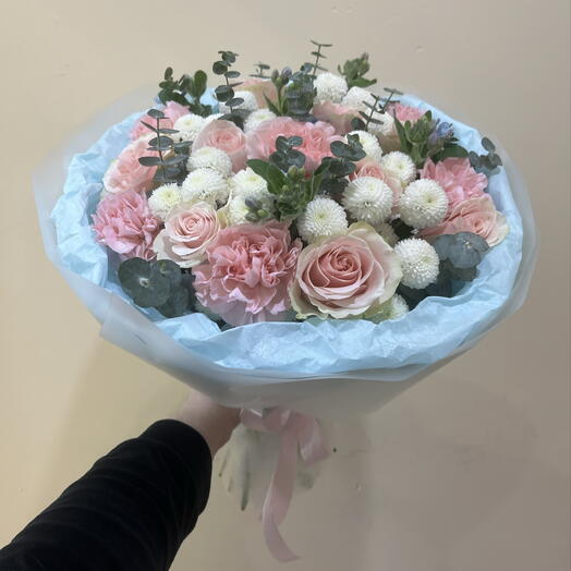 Букет из роз, кустовых хризантем и диантуса