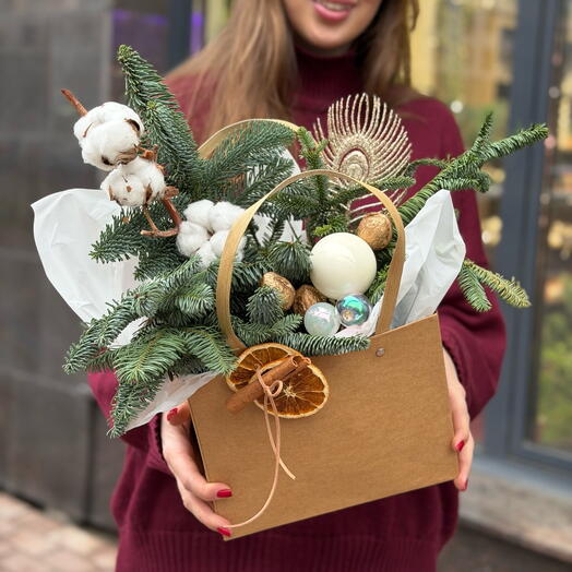 Хвойная композиция в сумочке