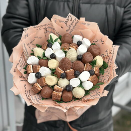 Букет из клубники в шоколаде, сладкий букет, клубника в шоколаде, съедобный букет Сникерс N2