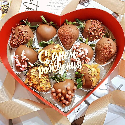 Клубника в бельгийском шоколаде с топпером С днем рождения 🎁 в коробке- сердце  ️размера S