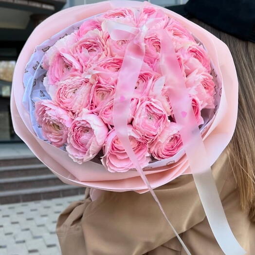 Букет из розового ранункулюса