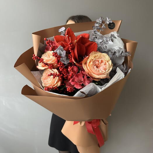 Зимний букет из илекса и амариллиса Зимняя страсть