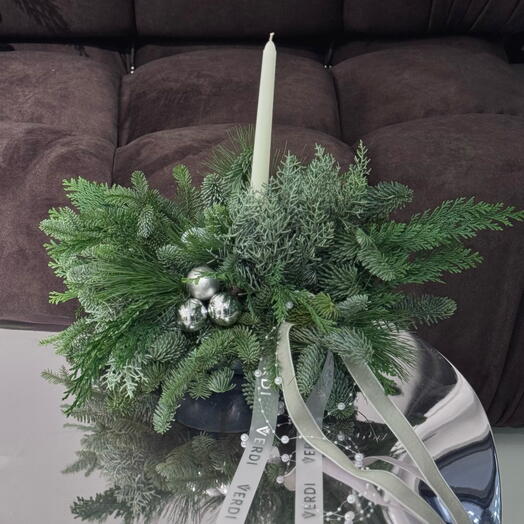 Композиция на стол из живой хвои со свечой