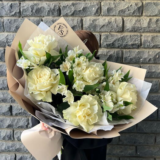 Букет для любимой белые розы и альстермерии🥰