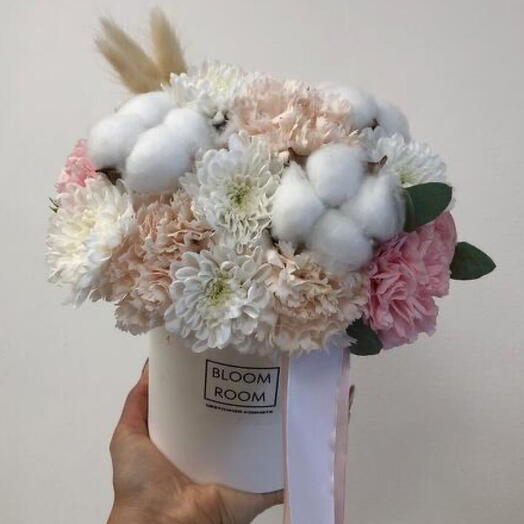 Милая композиция «Bloom Room» в шляпной коробке с диантусами, хризантемой и сухоцветами