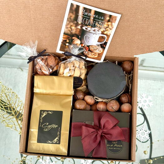 Подарок мужчине. С конфетами ручной работы, орехами, медом и ароматным кофе