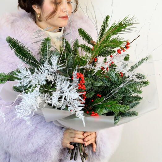 Зимний букет с нобилисом, серебрянным аспарагусом и илексом "Заснеженный лес"