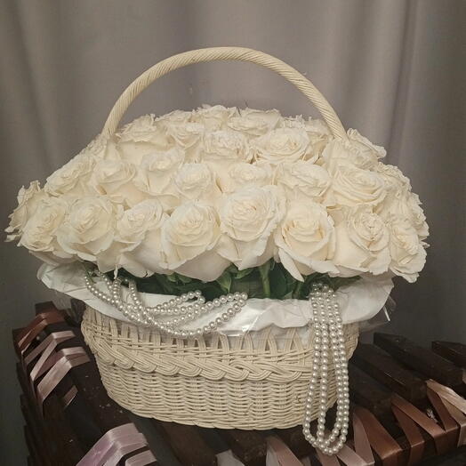 Розы белые в корзине с жемчугом