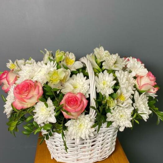 Корзина с нежными розами Джумилия и кружевной хризантемой