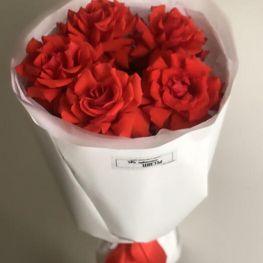 Букет алых французских роз