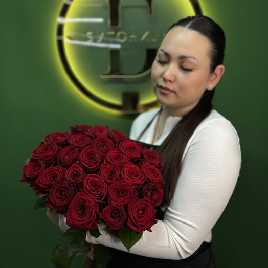 Букет из 25 красных роз сорт Ред Наоми