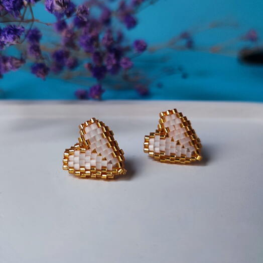 Серьги "Сердечки" пуссеты из бисера. Ручная работа. Белый сатин + золотистый