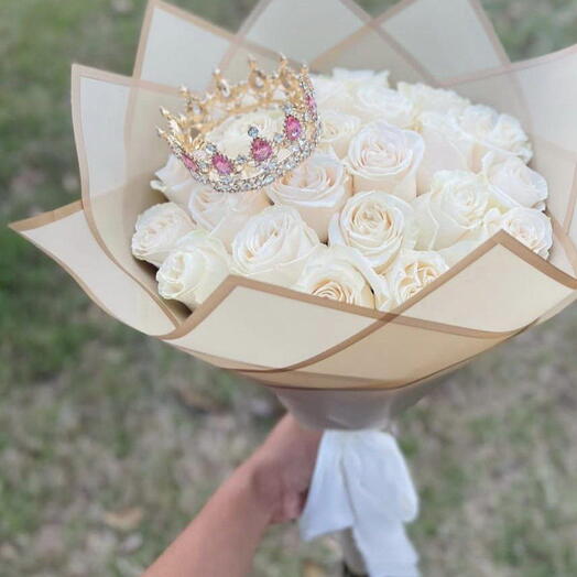 Белые шикарные розы с декором короной