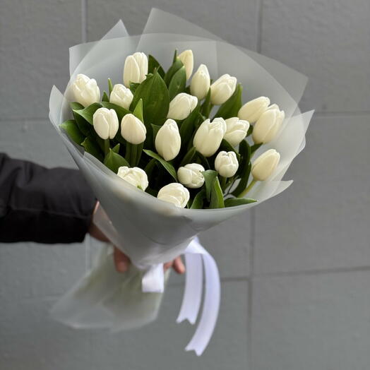 Букет из 19 белых тюльпанов