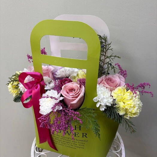 Цветы  композиция, букет в стильной сумочке