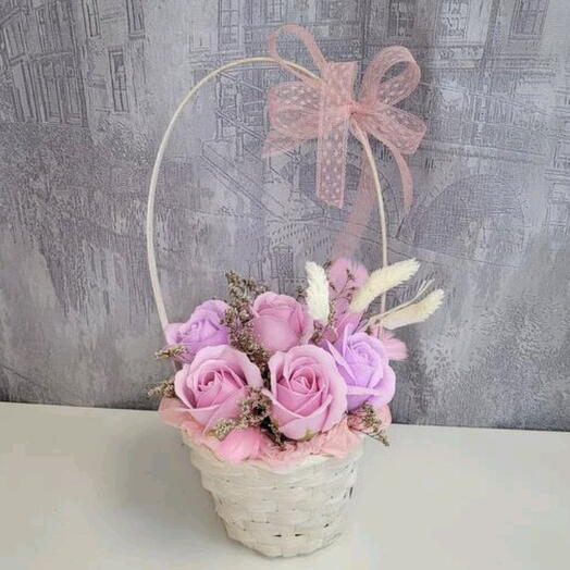 Корзинка из мыльных роз с сухоцветами