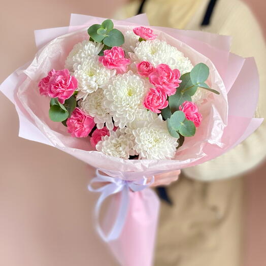Букет из кустовых диантусов 3, хризантем Алтай 3 и веточек эвкалипт 🤍🌸
