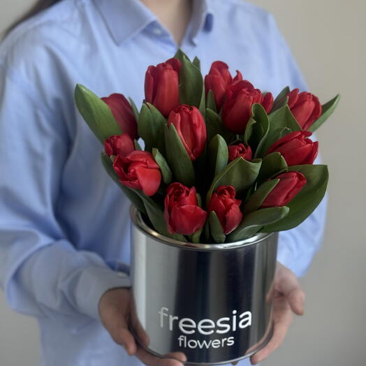 Букет красных тюльпанов в металлическом кашпо