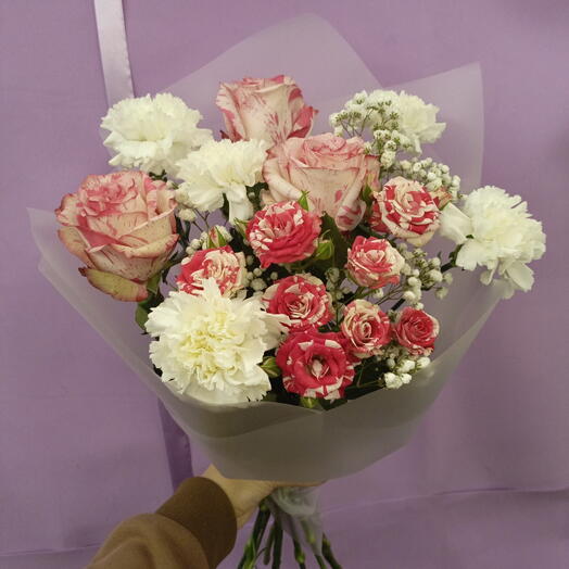 Диантус с розой и гипсафилой