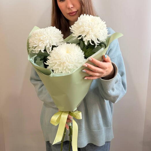 Букет из 3 белых хризантем