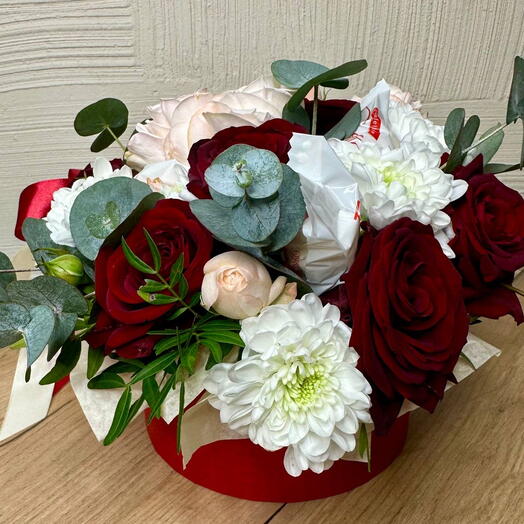 Цветочная композиция в коробке с розой, розой кустовой, кустовой хризантемой и раффаэлло (Raffaello) "Сердце в цветах"