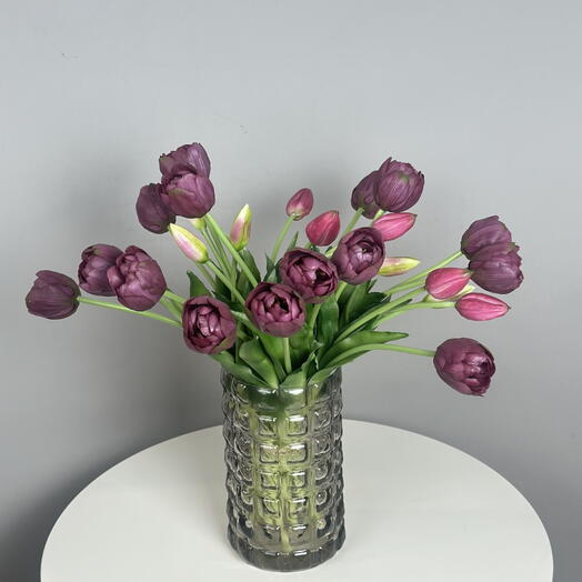 Бордовые тюльпаны из силикона в стильной стеклянной вазе