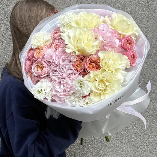 Fluffy hydrangeas with roses mix