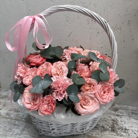Корзина с пионовидными розами и диантусами