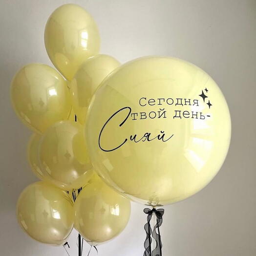 Фонтан из шаров и стеклянный гигант