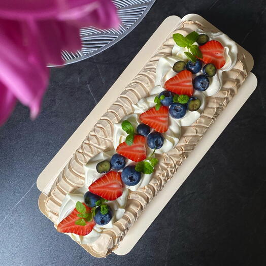 Меренговый рулет с ягодным конфи