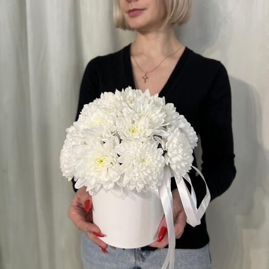 Композиция в шляпной коробке из белой хризантемы