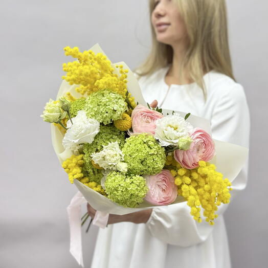 Авторский весенний букет с мимозой и ранункулюсами на 8 марта