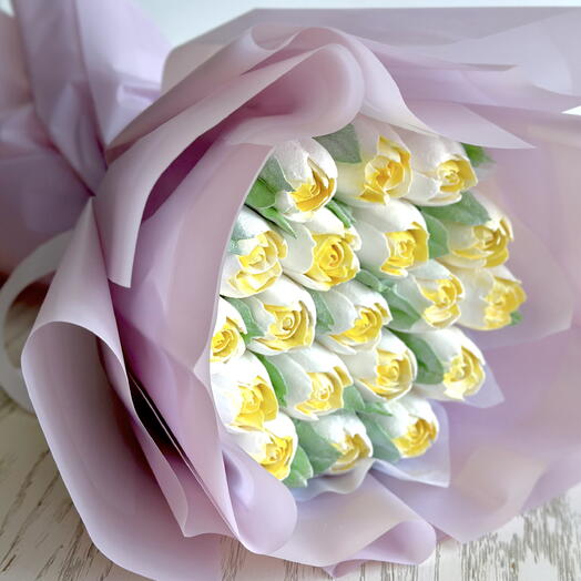 Букет зефирных тюльпанов (19 шт., желтые цветы, сиреневая упаковка)